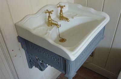 Victorian Basin on Cast Iron Bracket