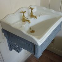 Victorian Basin on Cast Iron Bracket